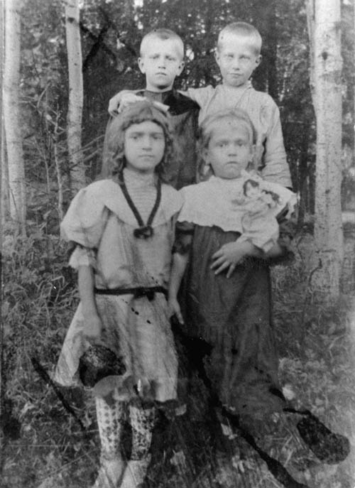 Ksenia and Michael Mienscow and cousins.jpg 60.1K